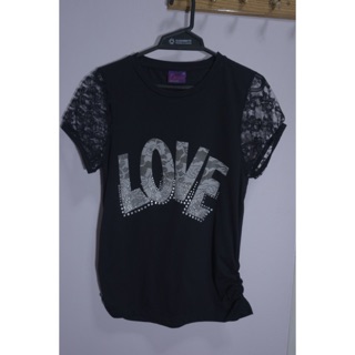 เสื้อยืดสีดำแขนลูกไม้