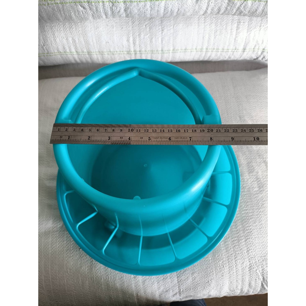 ถังอาหารไก่ขนาดใหญ่ มีช่องป้องกันไก่เขี่ย ใส่อาหารได้8-10กก. ที่ใส่อาหารไก่ ที่ให้อาหารไก่ - รูปที่ 2