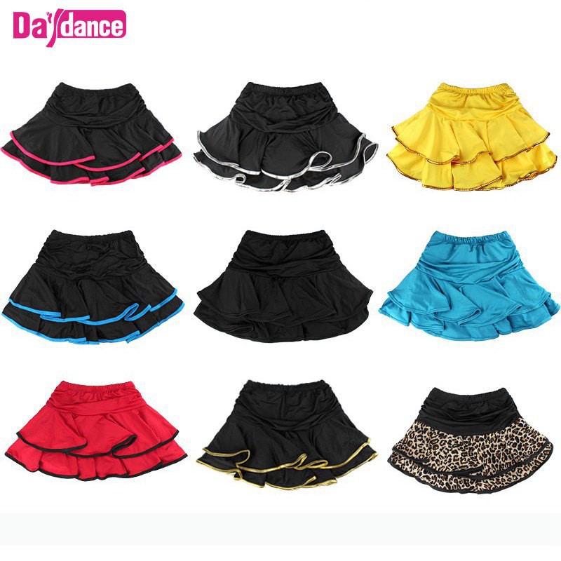 กระโปรงสาวมินิกระโปรงเต้นรําละตินกับกางเกง