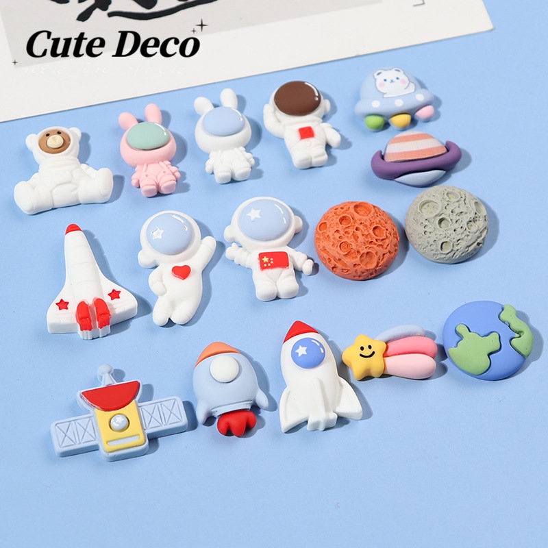 【 Cute Deco 】นักบินอวกาศ กระต่ายน่ารัก (10 แบบ) สีขาว นักบินอวกาศ / การดูแลนักบินอวกาศ ปุ่ม Crocs / Jibbitz น่ารัก Croc รองเท้า DIY / วัสดุเรซิน เสน่ห์ สําหรับ DIY