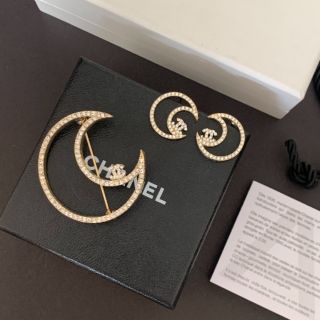 Set Brooch &amp; Earring พระจันทร์​เสี้ยวประดับเพชร จากชาแนล