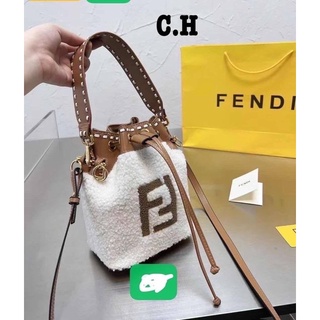 กระเป๋าสะพายข้าง Fendi