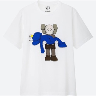 พร้อมส่ง❗️เสื้อยืด uniqlo x Kaws “สีขาวอุ้มตุ๊กตาสีฟ้า” ของแท้ 💯%