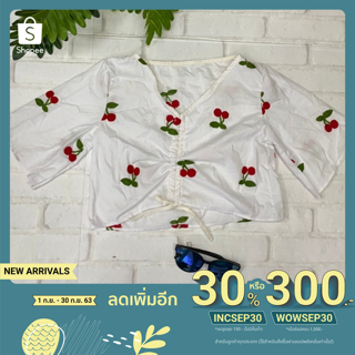 [โค้ด INCSEP30 เหลือ 72 ฿] เสื้อครอปคอวีรูดหน้าลายเชอรี่