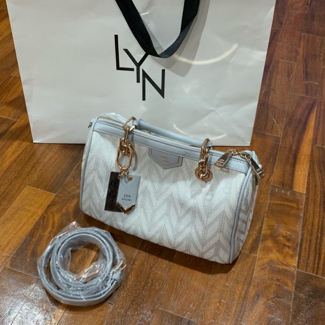 กระเป๋า lyn
