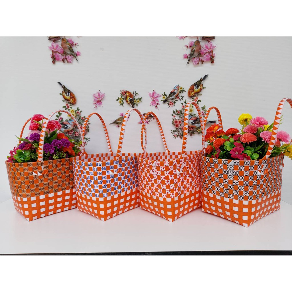 กระเป๋าสานเส้นพลาสติก โทนส้ม รูปทรงสำหรับถือกว้าง18ยาว25สูง20 CMขอบปาก