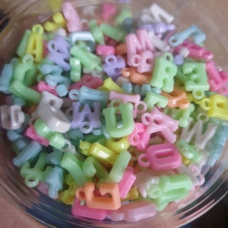 จี้ตัวอักษร ABC ลูกปัดจี้  ABC สีพาสเทล แบบการันตี อักษร A-Z