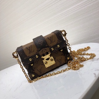 พรี Lv louis vuitton mini ESSENTIAL TRUNK กระเป๋าโซ่ กระเป๋าสตางค์ กระเป๋าแฟชั่น กระเป๋าสะพาย