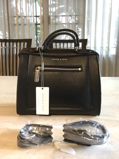 ระเป๋าถือหรือสะพาย CHARLES BOXY TOP HANDEL BAG