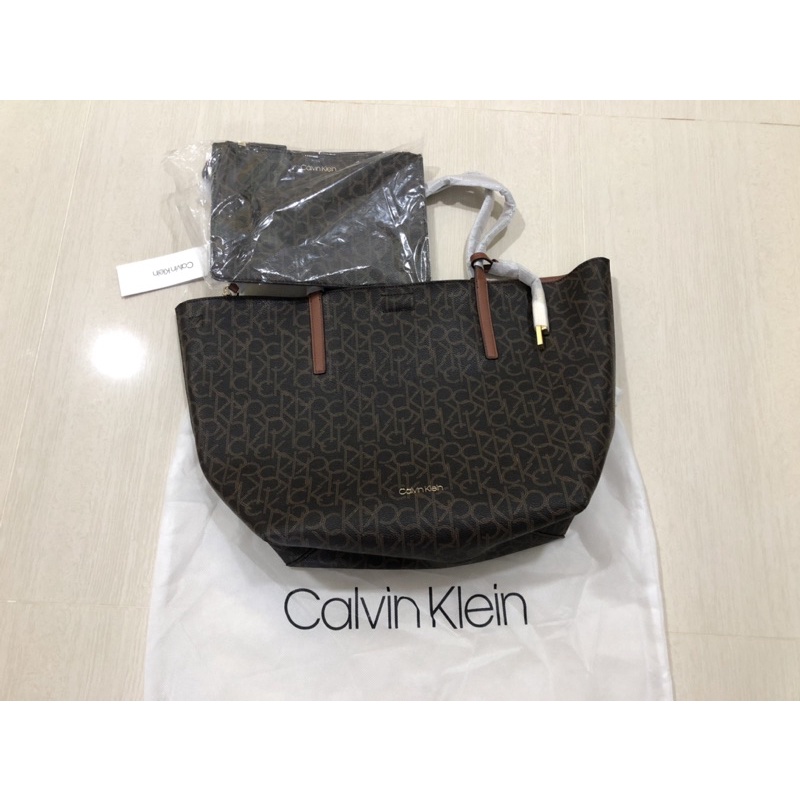 กระเป๋า Calvin Klein สีน้ำตาลลาย ck ขนาด shopping bag มีกระเป๋าลูก