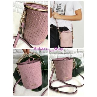 ALDO DONUT BUCKET CROSSBODY BAG

กระเป๋าวัสดุสัมผัสคล้ายกำมะหยี่อย่างดี