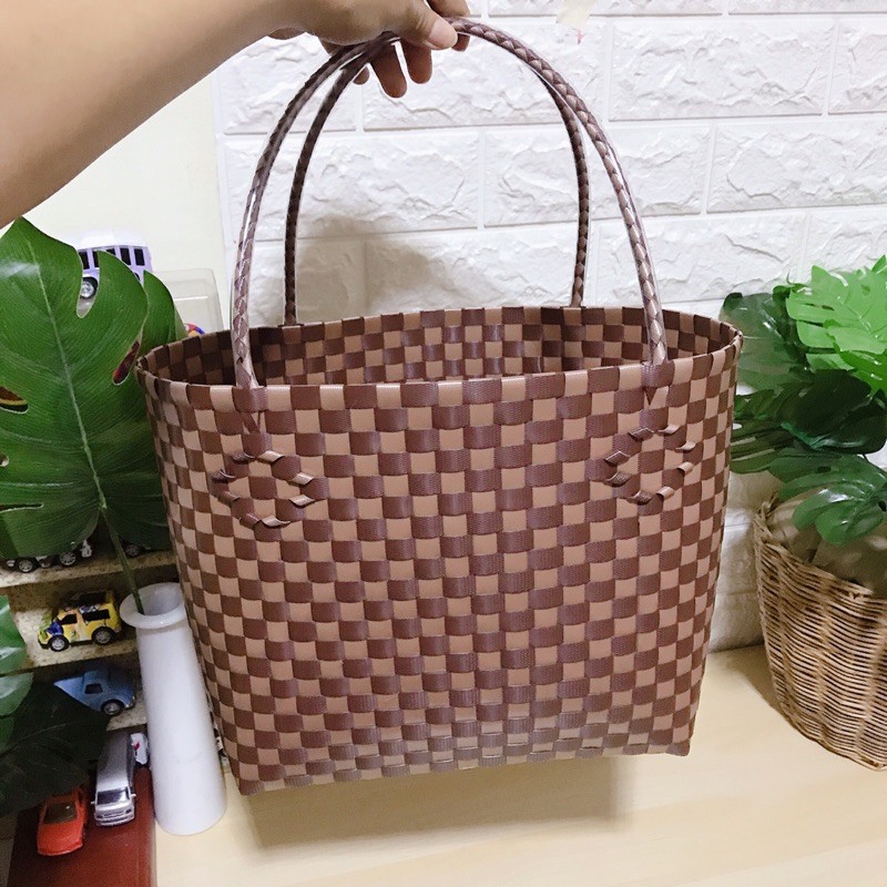 กระเป๋าสานพลาสติก สีน้ำตาล เรียบหรู ดูดี ใบใหญ่กำลังดี (ก.6.5นิ้ว ย.10นิ้ว ส.10นิ้ว) - รูปที่ 3