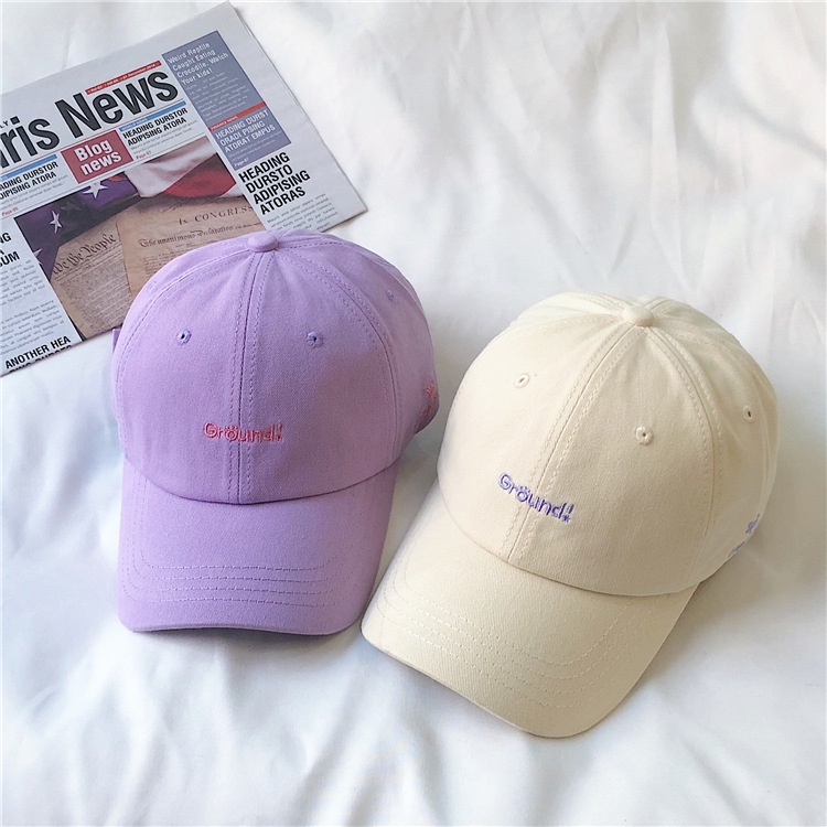 INS สีม่วงอ่อนหมวกหญิงฤดูร้อนสไตล์เกาหลีชายจดหมายเย็บปักถักร้อยถนนหมวกเบสบอลวิทยาลัยสไตล์อาทิตย์หลักฐานหมวกยอดแหลม