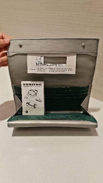 พร้อมส่ง - กระเป๋าสตางค์ Freitag F555 Calorine / สี เทา ไส้เขียว/ สภาพดี ของแท้ 💯