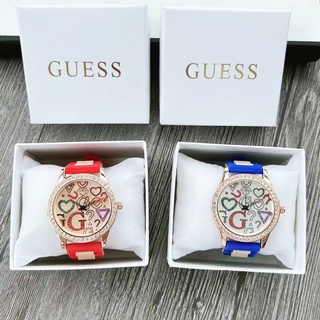 Guess นาฬิกาข้อมือลําลอง สายยาง หน้าปัดลายกราฟฟิติ แฟชั่นสําหรับผู้หญิง