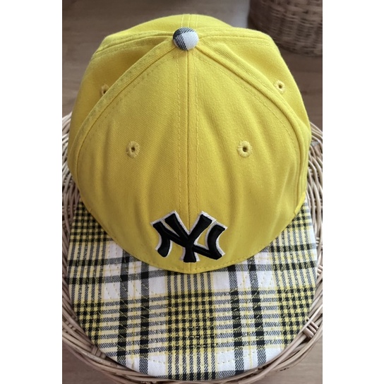 Used 🙌 หมวก NY สีเหลืองสดใส ปีกหมวกเป็นลายสก๊อต ปักแบรนด์ตามสไตล์ NY LA NEW ERA เป็นหมวกสะสม ขนาด 59.6 cm