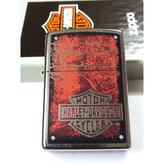 ZIPPO 49658  HARLEY DAVIDSON   สีเงิน ผิวโครเมี่ยม  ลายแบบสกรีน   ของใหม่ไม่ผ่านการใช้งาน  มาพร้อมกล่อง  รับประกันของแท้