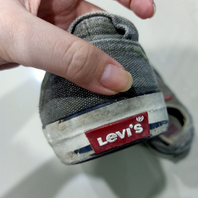 รองเท้าผ้าใบ Levi's มือสองของแท้