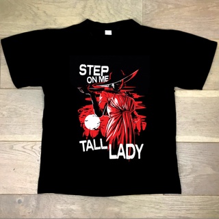 เสื้อยืดโอเวอร์ไซส์เสื้อยืด พิมพ์ลาย Resident Evil Lady Dimitrescu Step On Me สีดํา สไตล์คลาสสิก สําหรับผู้หญิงS-4XL