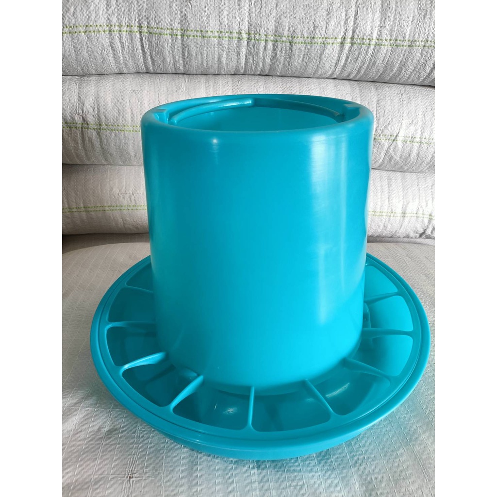 ถังอาหารไก่ขนาดใหญ่ มีช่องป้องกันไก่เขี่ย ใส่อาหารได้8-10กก. ที่ใส่อาหารไก่ ที่ให้อาหารไก่ - รูปที่ 4