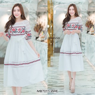 (2XL) เดรสยาวสไตล์โบฮีเมียน ช่วงอกและแขนแต่งปักลายดอก สีขาว [IMB7011]