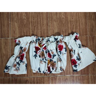 เสื้อครอปปาดไหล่ ลายดอก
