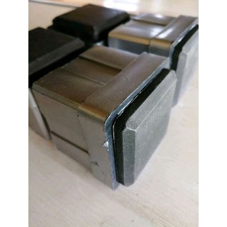 ขาตู้ลอยพลาสติกหนาเหลี่ยม  สีเงิน สูง 5 ซม. (มีตำหนิสีถลอก)