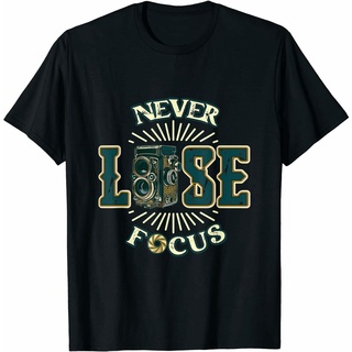 เสื้อยืด พิมพ์ลายกล้อง Never Lose Focus คุณภาพสูง สําหรับผู้ชาย