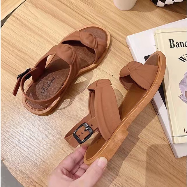 พร้อมส่ง รองเท้าแตะรัดส้น 2สาย น้ำหนักเบาสบาย ไม่ลื่น เพิ่มความมั่นใจในทุกการเดินทาง สไตล์เกาหลี
