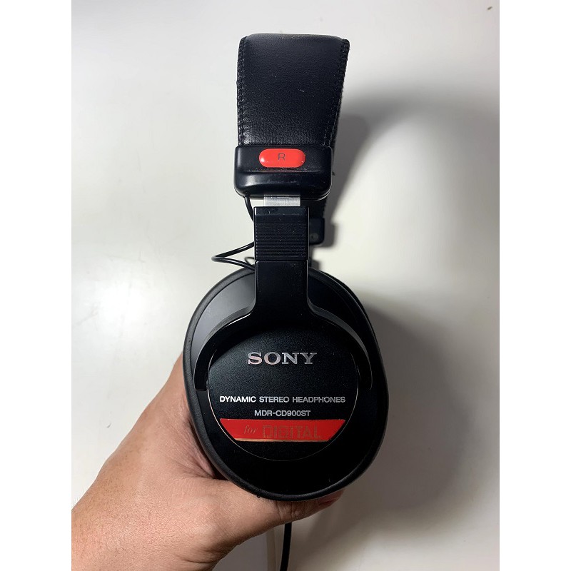 The Story Behind Sony MDRCD900ST And It's Unique Design And Tuning