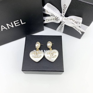CHANEL WHITE RESIN HEART EARRINGS เครื่องประดับ ตุ้มหูชาแนล ต่างหูตัวหนังสือ CC ในรูปหัวใจ เรซินสีขาว แป้นหูมุก คริสตัล