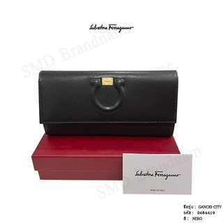 Salvatore Ferragamo กระเป๋าสตางค์หนังใบยาวแบบแต็ป รุ่น GANCIO CITY Code: 0684419