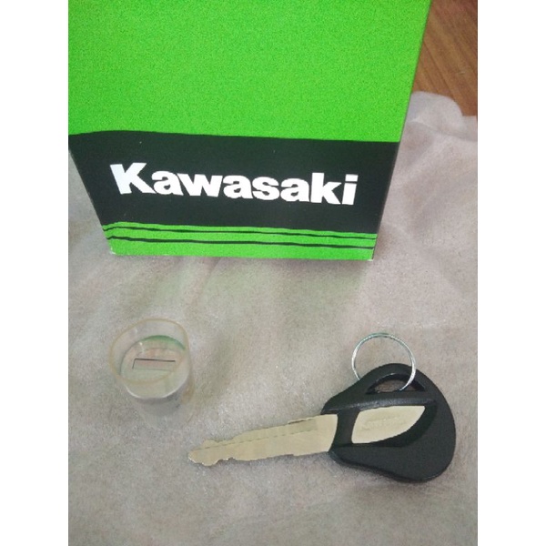 ล็อคฝาถังน้ำมันพร้อมดอกกุญแจ Kawasaki Boss175แท้ใหม่