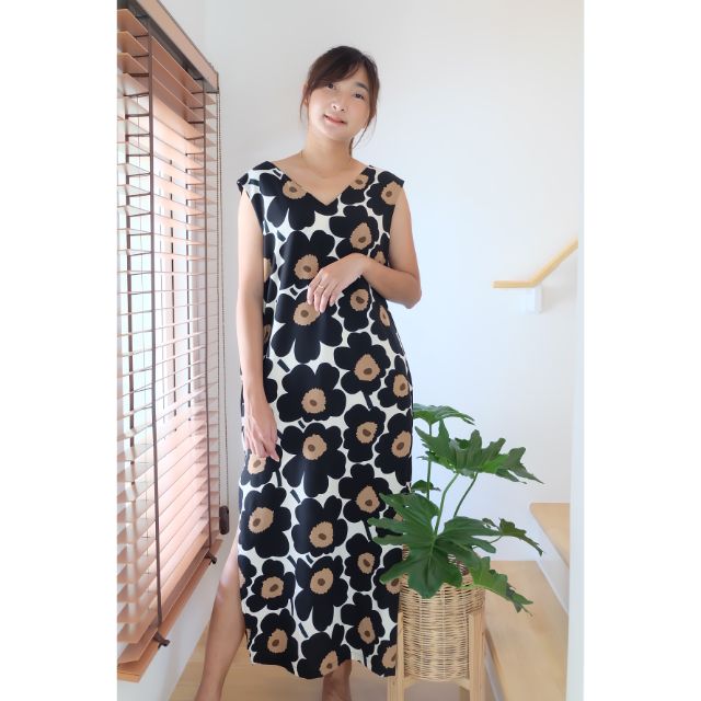เดรสยาว​ ผ่าข้าง​ ลายดอกไม้