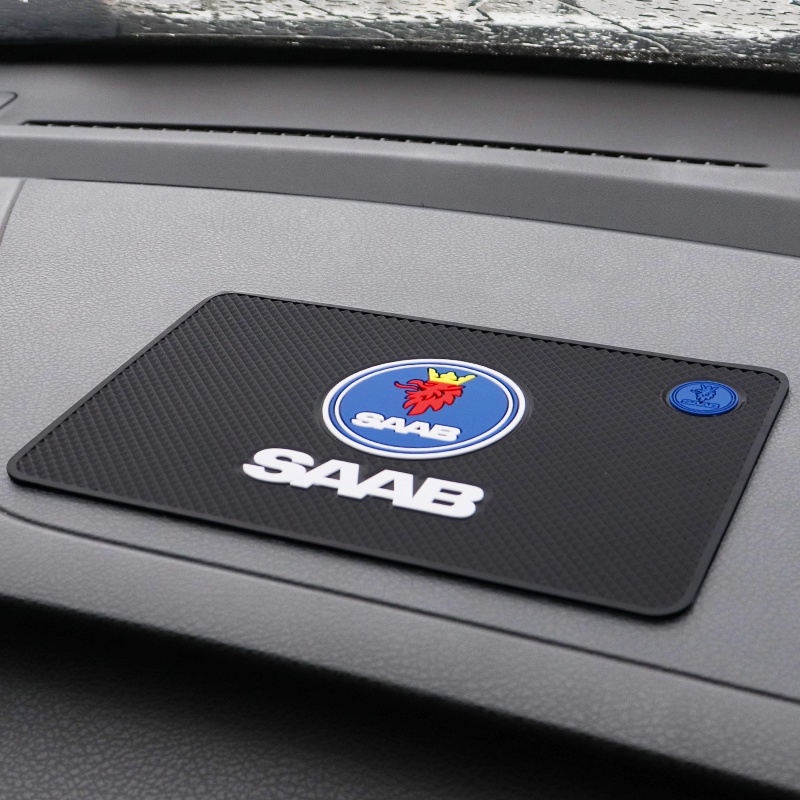 โลโก้รถ Anti-Slip Mat PVC รถ Dashboard ตกแต่งเจลสําหรับ Saab scania สัญลักษณ์ 93 9-3 900 9000 Aero X 9-5 9-7X รถอุปกรณ์เสริม