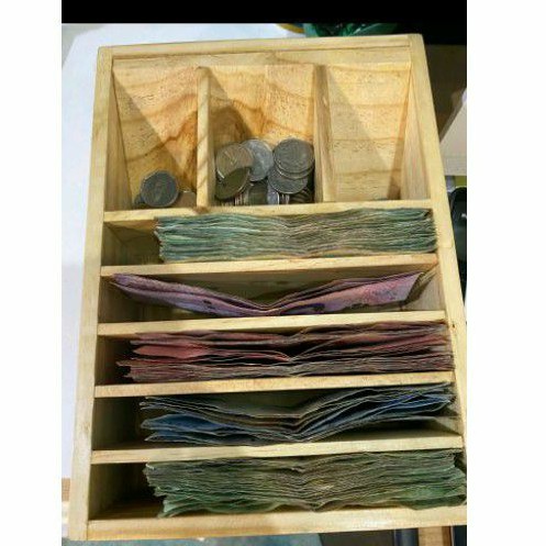 ถาดใส่เงิน เหรียญ แบงค์20,'50,'100,'500,1000 ใส่ได้คะ