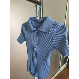 เสื้อโปโลสีฟ้าแบบซิบรูดด้านหน้า
