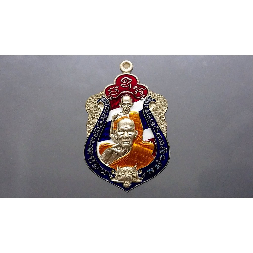 เหรียญเสมาเสือคาบดาบรุ่น 4 เนื้ออัลปาก้าลงยาสีธงชาติ ลงยาขอบน้ำเงิน บนแดง (พิมพ์เสือ1) หลวงพ่อพัฒน์ วัดห้วยด้วน โคท 134