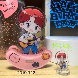 หวังอี้ป๋อWang Yibo mini Standing Plates + Shake toll one set with two pcs desk ornament birthday cake decoration ชุดอุปกรณ์ตกแต่งโต๊ะขนาดมินิน่ารัก