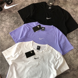 Nike เสื้อยืดคอกลมแขนสั้นปักลายโลโก้ 100% ทรงหลวมสําหรับผู้หญิง