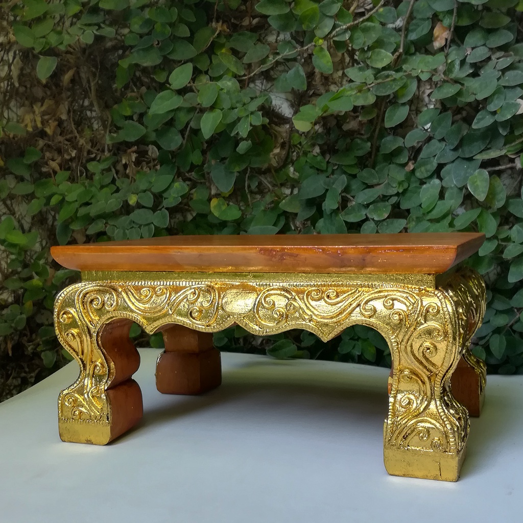 ฐานไม้วางพระ โต๊ะบูชาพระ แท่นสำหรับวางพระพุทธรูป ไม้สักลงทอง ขนาด 4" x 8" x 4" นิ้ว