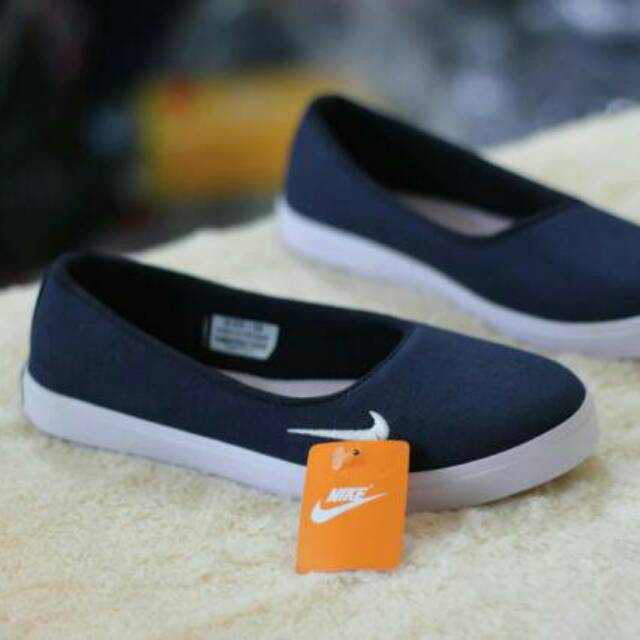 Nike slip on รองเท้าผู้หญิง