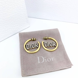 CHRISTIAN DIOR CRYSTAL LOGO HOOP EARRINGS IN GOLD เครื่องประดับ ตุ้มหูห่วง ต่างหูแบรนด์คริสเตียนดิออร์ ตัวหนังสือคริสตัล