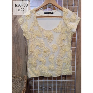 เสื้อลำลอง เสื้อทำงาน Brand Zara Basic แท้ ปักดอกไม้ สวยเก๋ สีครีม ดอกเหลือง size L