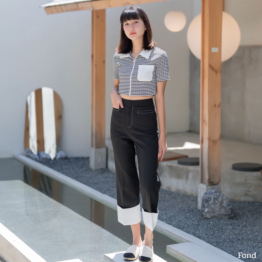Fond - เสื้อครอปแขนสั้น ดีเทลลายตารางสีดำขาว มาพร้อมกระเป๋าหน้าสีขาว 'D012'