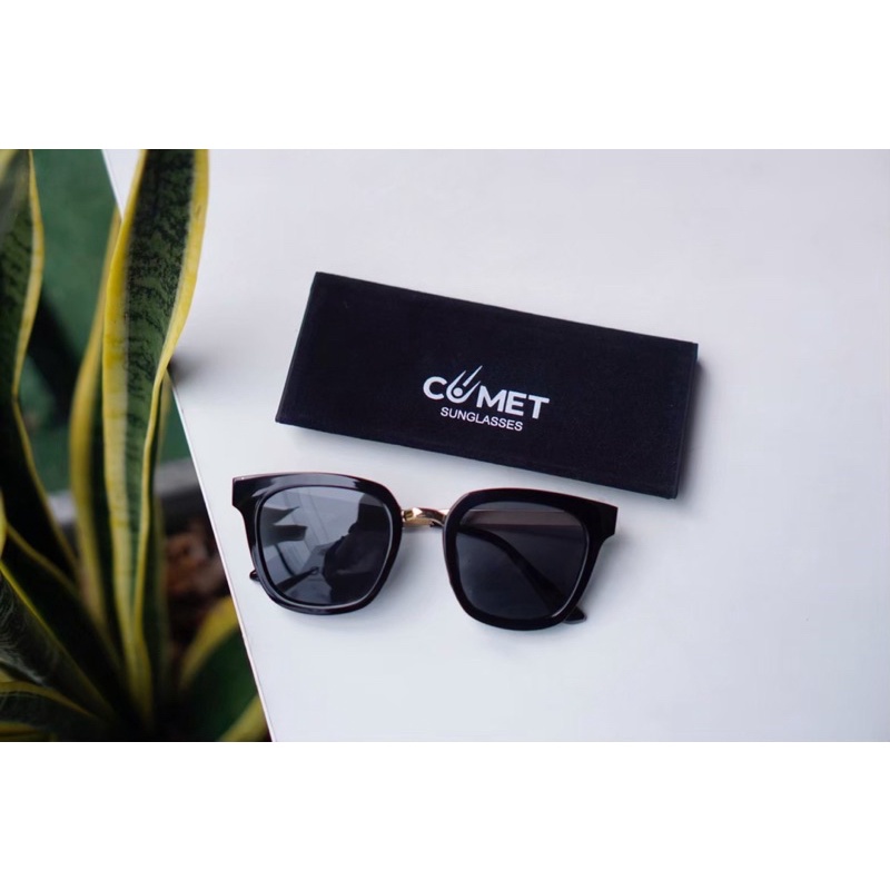 แว่นตา COMET Black Wayfarer Sunglasses