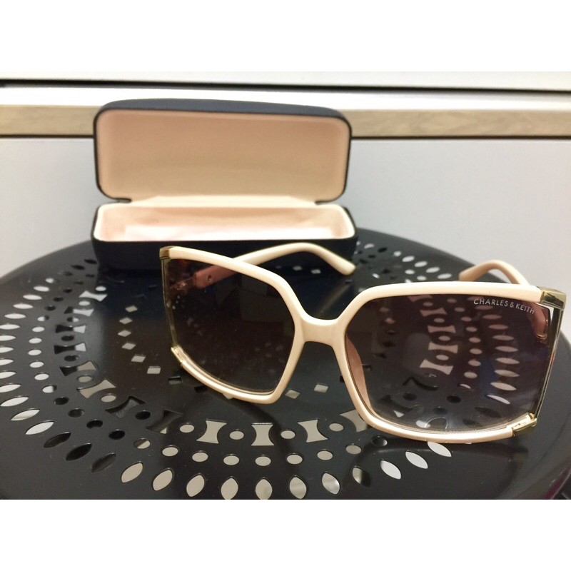 CHARLES & KEITH แว่นตาชาร์ลแอนด์คีธก่อน