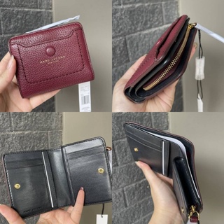 🎀 (สด-ผ่อน) กระเป๋าสตางค์ 2พับใบเล็ก สีแดงเข้ม M0014215 Marc Jacobs Mini Empire City Compact Leather Wallet- Mulled Wine