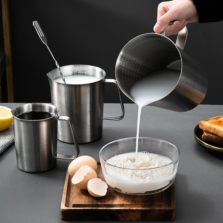 เหยือกตวงสแตนเลส แบบหนา มีสเกลวัด 2000cc, 1500cc, 1000cc, 700cc, 500cc