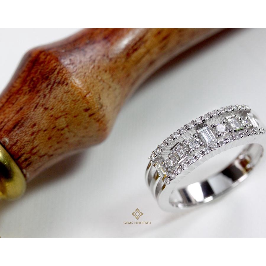 Gems Heritage : แหวนเพชรสามแถวทรง baguette สลับ ทรงกลม(RWG243)  แหวนเพชรแท้ น้ำ98 VVS2-VS1 เรือน 18K ทองคำขาว